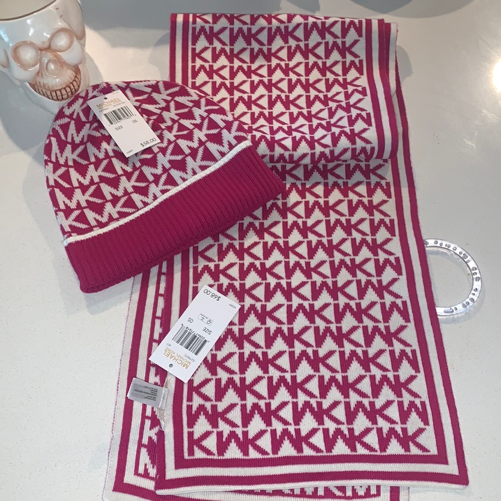 Michael Kors scarf 🧣 and hat set💖💖💖💖